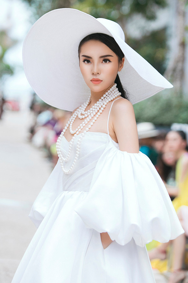 Là một trong những hoa hậu có thần thái và phong cách trình diễn catwalk tốt, Kỳ Duyên thường xuyên nhận được lời mời tham gia các show diễn thời trang. Trong chương trình "Life In Color" của Đỗ Mạnh Cường, Kỳ Duyên cũng giữ vị trí quan trọng trong vai trò người mẫu. hoa-hau-ky-duyen-kieu-ky-tren-san-dien-thoi-trang