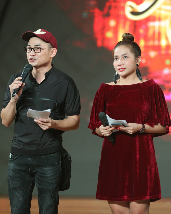 Hai MC của chương trình là Phương Hiếu và Khả Như. le-phuong-om-chat-ban-trai-moi-du-dung-canh-tinh-cu-quy-binh-9