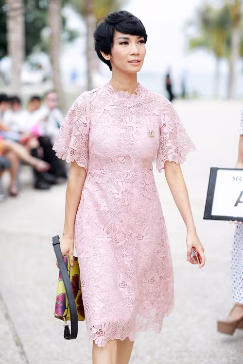 Hoa hậu Mỹ Linh cùng dàn sao đẹp rực rỡ đi xem thời trang ảnh 8