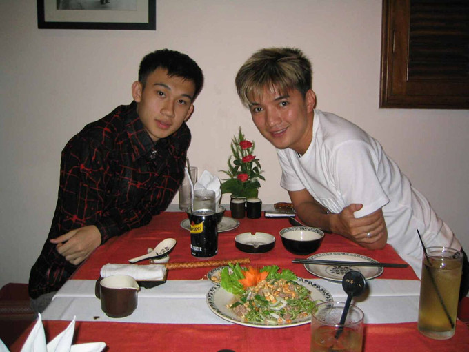 Ca khúc Kết thúc để bắt đầu trong album được cả hai song ca như nhắc rằng15 năm chỉ là một cột mốc kỷ niệm, còn sau đó là chặng đường dài tiếp tục đồng hành cùng nhau đi đến cuối cùng. Đó cũng là sự tròn vẹn của một câu chuyện, khép lại để mở ra như một vòng tuần hoàn của tiến trình đi lên. mr-dam-duong-trieu-vu-tinh-cam-danh-cho-nhau-mai-khong-hoi-han-4