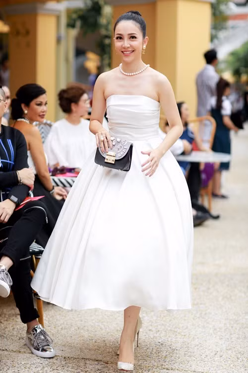 Hoa hậu Mỹ Linh cùng dàn sao đẹp rực rỡ đi xem thời trang ảnh 10