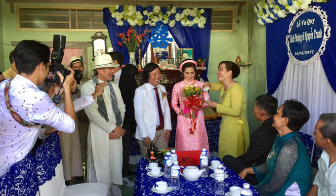 Nhà gái trang trí theo tông màu xanh nước biển. Đạo diễn Đinh Anh Dũng (đội mũ) làm chủ hôn, đại diện họ nhà trai đến xin dâu. dao-dien-quay-phim-nguyen-tranh-cuoi-vo-kem-25-tuoi-6