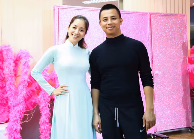 Chí Anh bị nhiều người trêu rằng có nhớ về tình cảm xưa cũ không. Anh nói,không nghĩ gì nhiều và còn dặn mọi người đừng hỏi nữa vì sợ vợ nghe rồi sẽ ghen. chi-anh-so-vo-ghen-khi-tay-trong-tay-khanh-thi-3