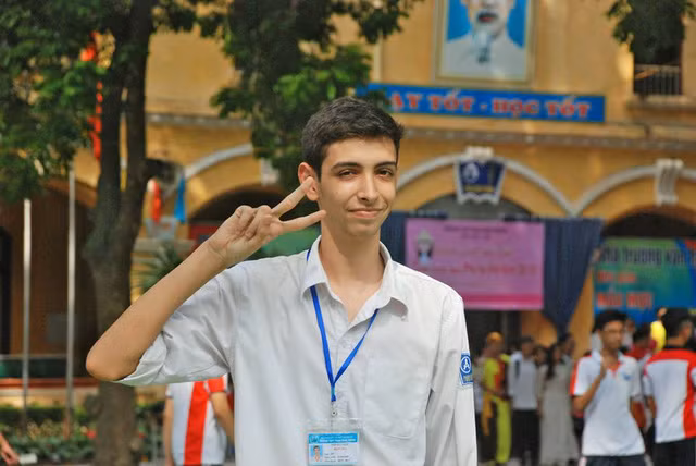  Chàng trai Tây Ban Nha sinh ngày 22/5/1998, hiện là học sinh lớp 12D1 trường THPT Phan Đình Phùng 