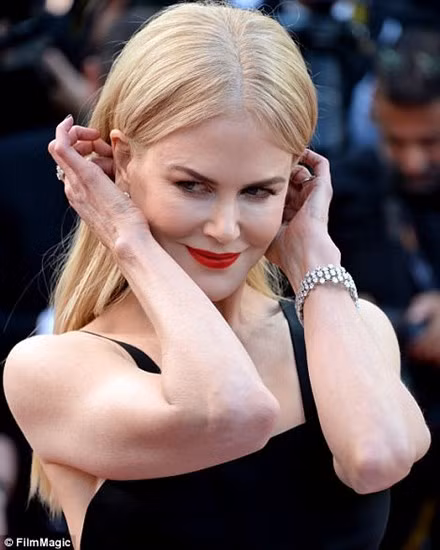 ‘Thiên nga trắng’ Nicole Kidman đắm say bên chồng tại Cannes ảnh 11