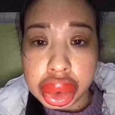 Làm nhẹ nhẹ cái bờ môi quyến rũ ăn Tết nào mấy chị em.