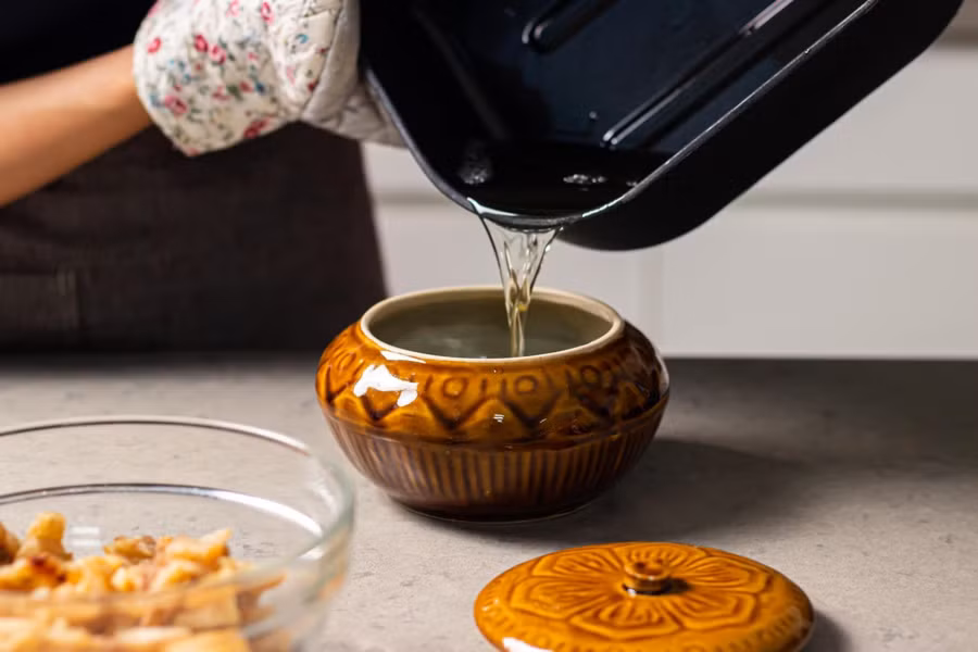 Chắt mỡ nước từ nồi sau khi chiên xong ra là xong!