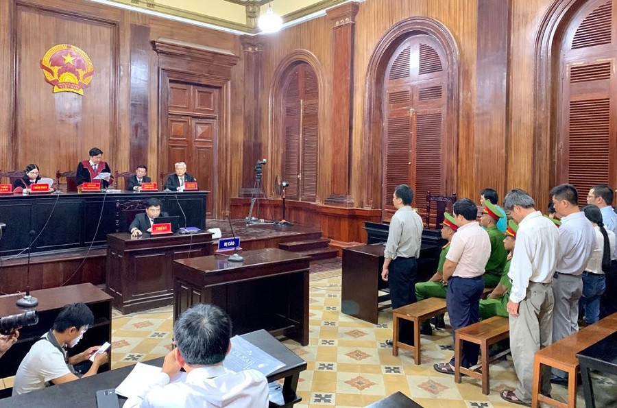 Các bị cáo nghe HĐXX tuyên án. Các bị cáo nghe HĐXX tuyên án.