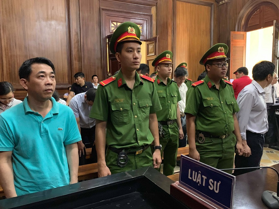 Nguyễn Minh Hùng (ngoài cùng bên trái) nghe tòa tuyên án. Nguyễn Minh Hùng (ngoài cùng bên trái) nghe tòa tuyên án.