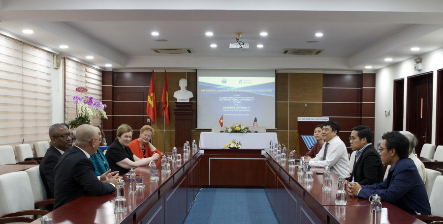 Ban giám hiệu của ĐH Andrews và ĐH Quốc tế, ĐHQG TPHCM bàn bạc các thỏa thuận hợp tác. Ban giám hiệu của ĐH Andrews và ĐH Quốc tế, ĐHQG TPHCM bàn bạc các thỏa thuận hợp tác.