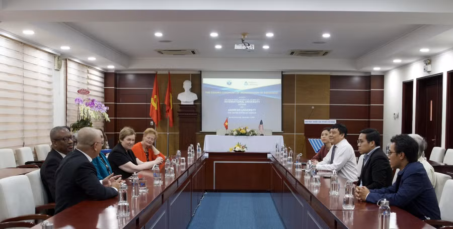 Ban giám hiệu của ĐH Andrews và ĐH Quốc tế, ĐHQG TPHCM bàn bạc các thỏa thuận hợp tác.