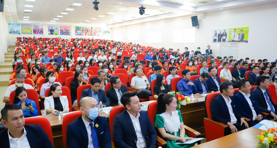 Buổi đối thoại thu hút rất đông sinh viên tham dự. Buổi đối thoại thu hút rất đông sinh viên tham dự.