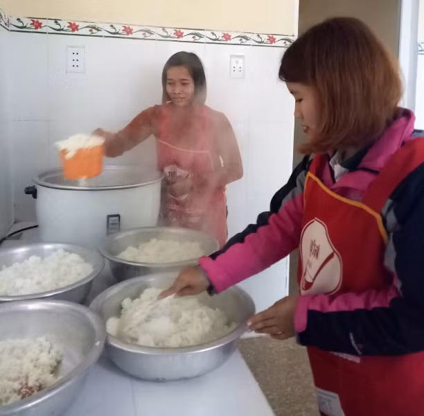 Nhiều cô giáo vừa dạy học vừa vào bếp nấu ăn cho trẻ