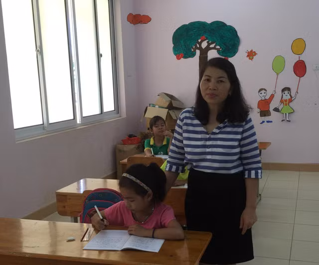  Cô giáo Đinh Thị Thủy và học trò 