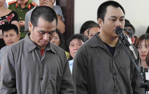 Hai tài xế Sơn và Hoàng tại toà. Ảnh: Công Phương.