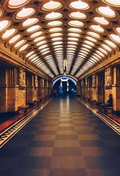 Choáng ngợp trước vẻ đẹp nguy nga của tàu điện ngầm ở Nga