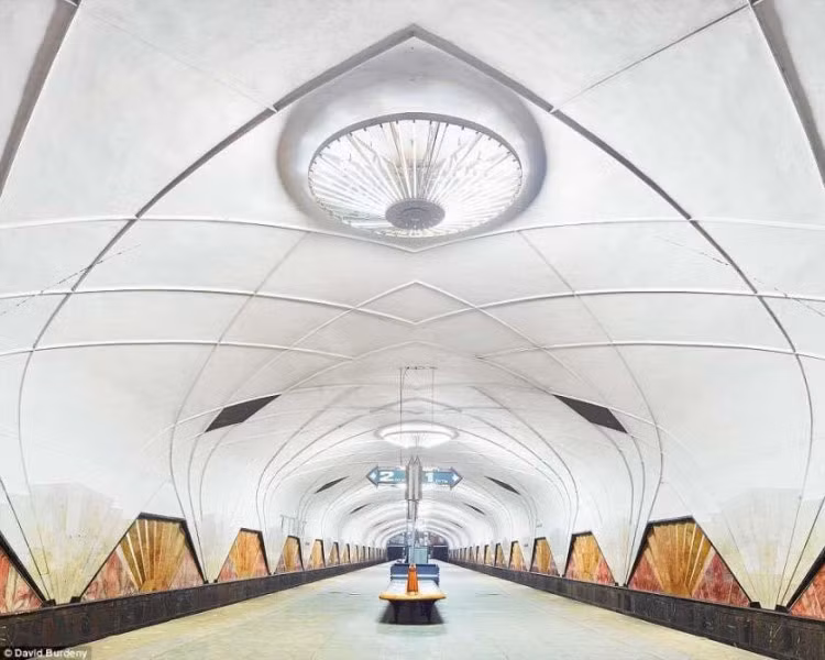 Choáng ngợp trước vẻ đẹp nguy nga của tàu điện ngầm ở Nga