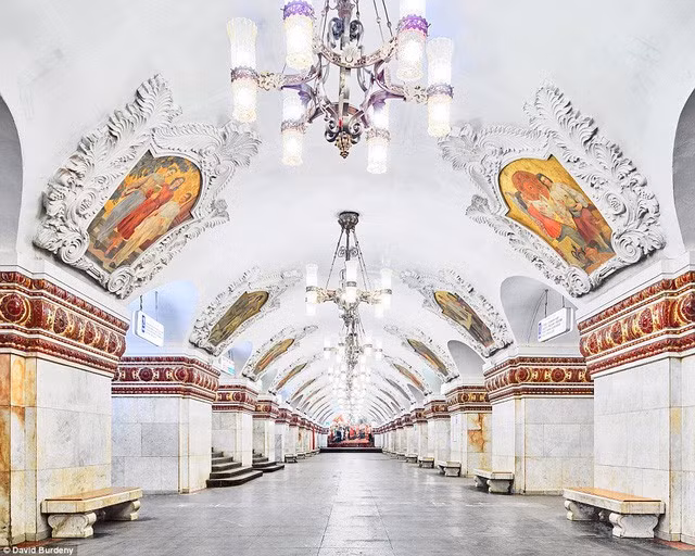 Choáng ngợp vẻ đẹp nguy nga của tàu điện ngầm ở Nga