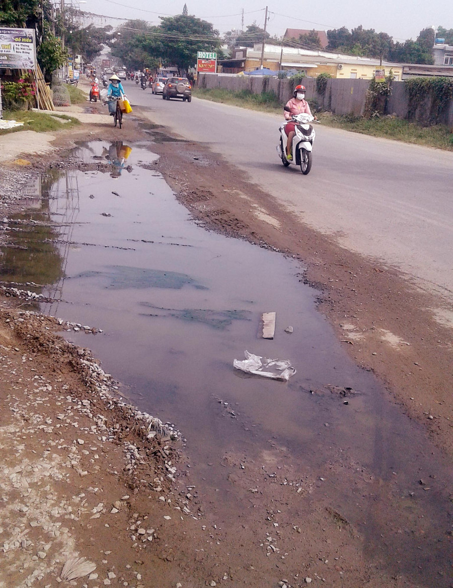 Vũng nước gây cản trở giao thông