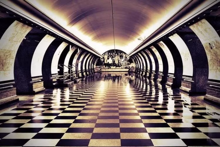 Choáng ngợp trước vẻ đẹp nguy nga của tàu điện ngầm ở Nga