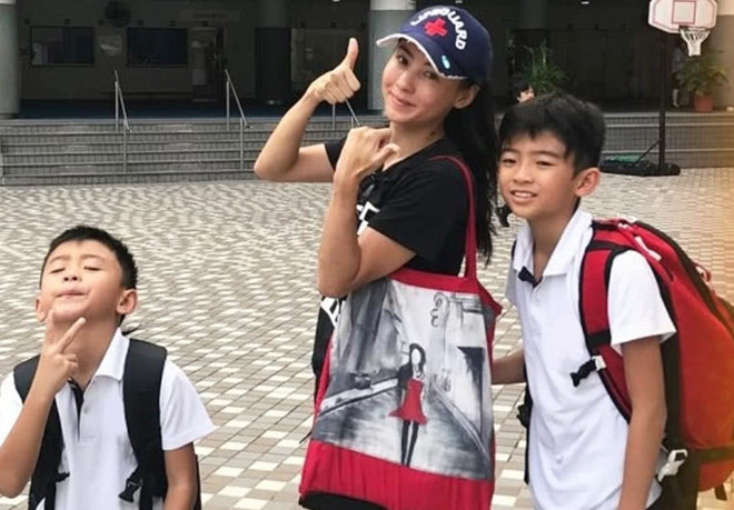 Trương Bá Chi một mình nuôi hai con những năm qua. Truong Ba Chi sinh con cho trieu phu Singapore 65 tuoi hinh anh 2