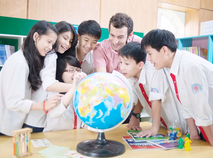 Hoạt động trải nghiệm giúp cả thầy và trò cùng chia sẻ tốt nhất kiến thức và tư duy độc lập. (Trong ảnh: Giờ học trải nghiệm tại Trường Phổ thông liên cấp Nguyễn Bỉnh Khiêm, Hà Nội)