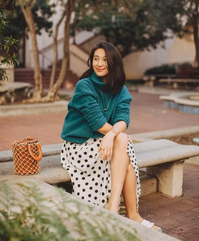 Một công thức cũng được các quý cô sành mặc thi nhau diện vào mùa lạnh, đó chính là áo len diện ngoài váy liền mùa hè. Tuy rất đơn giản nhưng diện lên vô cùng nữ tính, điệu đà lại trendy tuyệt đối. 