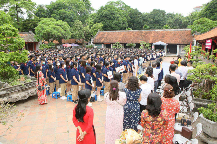 Toàn trường hiện có trên 1.200 học sinh được chia làm 26 lớp.