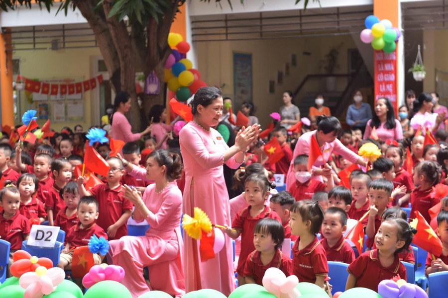 Các cô cùng truyền cảm hứng cho các bé dưới sân trường.