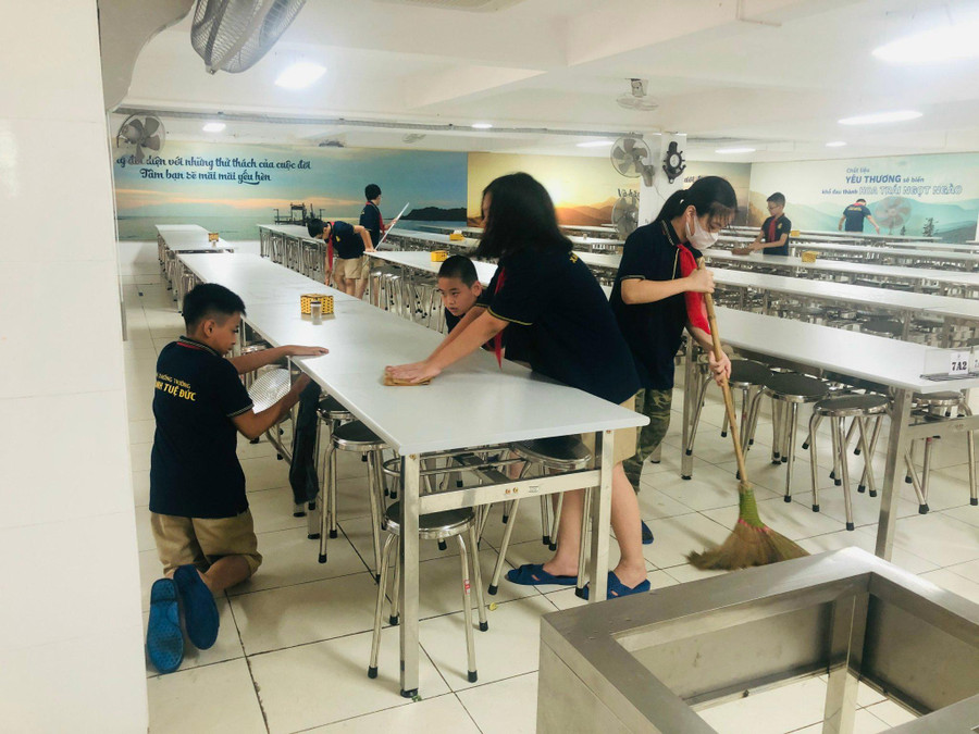 Các em tự giác quét dọn vệ sinh khu nhà ăn để đồng cảm hơn với nỗi vất vả của các bác lao công. Các em tự giác quét dọn vệ sinh khu nhà ăn để đồng cảm hơn với nỗi vất vả của các bác lao công.