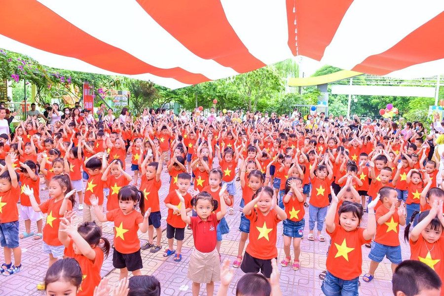 Màn đồng diễn hát múa của các trẻ lớp lớn để chào đón các em lớp bé năm nay mới vào trường.