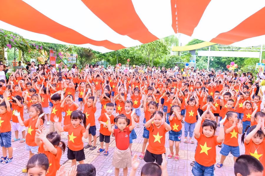 Màn đồng diễn hát múa của các trẻ lớp lớn để chào đón các em lớp bé năm nay mới vào trường.