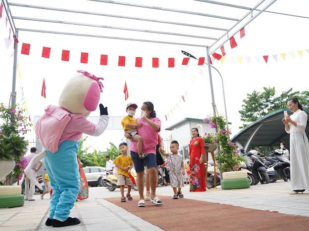 Tại Trường Mầm non An Khánh B (Hoài Đức, Hà Nội), ngay từ cổng trường đã có các cô đứng chào đón trẻ với trang phục của nhân vật hoạt hình.