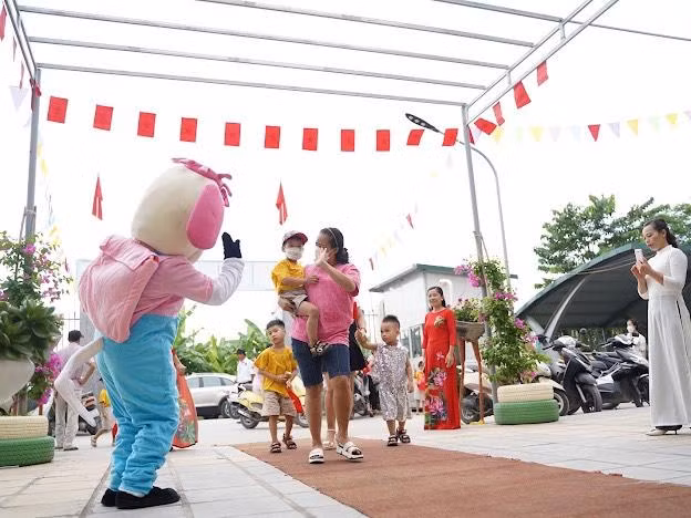 Tại Trường Mầm non An Khánh B (Hoài Đức, Hà Nội), ngay từ cổng trường đã có các cô đứng chào đón trẻ với trang phục của nhân vật hoạt hình.