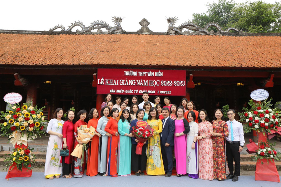 Tập thể cán bộ, giáo viên, nhân viên của nhà trường chụp ảnh lưu niệm tại chương trình.