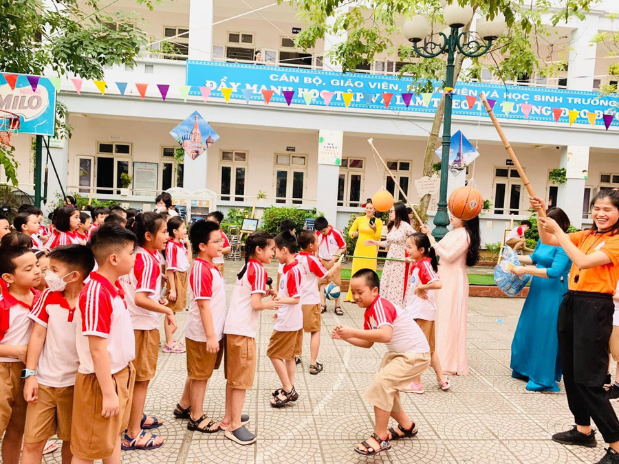 Sau phần lễ, cô trò cùng bước vào các hoạt động trò chơi như đập bóng.