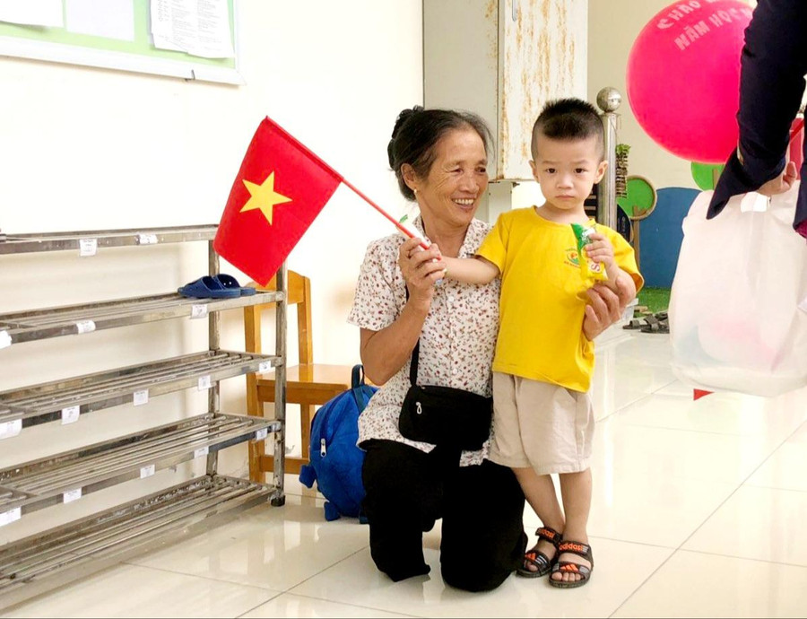 Bà đưa cháu tới trường dự khai giảng năm học mới 2022-2023.