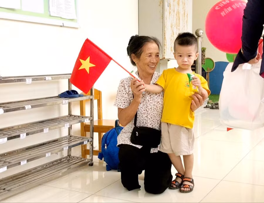 Bà đưa cháu tới trường dự khai giảng năm học mới 2022-2023.