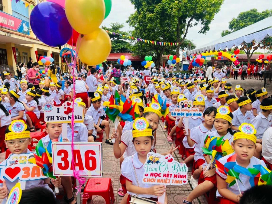 Những tấm biển nhỏ mang dòng chữ yêu thương như thúc giục các em học sinh cùng nhau cố gắng trong cả năm học để học tập thật tốt.