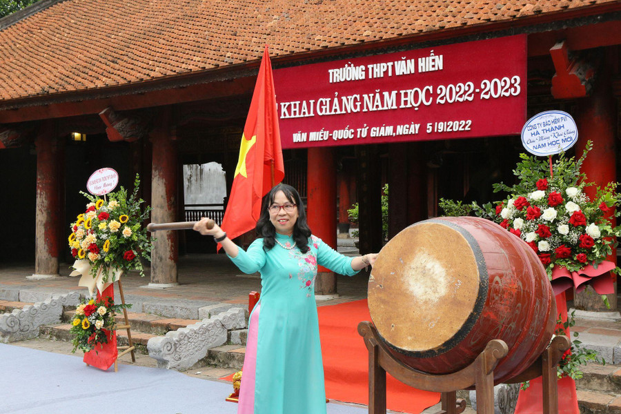 Thay mặt lãnh đạo nhà trường, cô Hiệu trưởng Trần Thị Thanh Hà đánh trống khai giảng năm học mới 2022-2023.