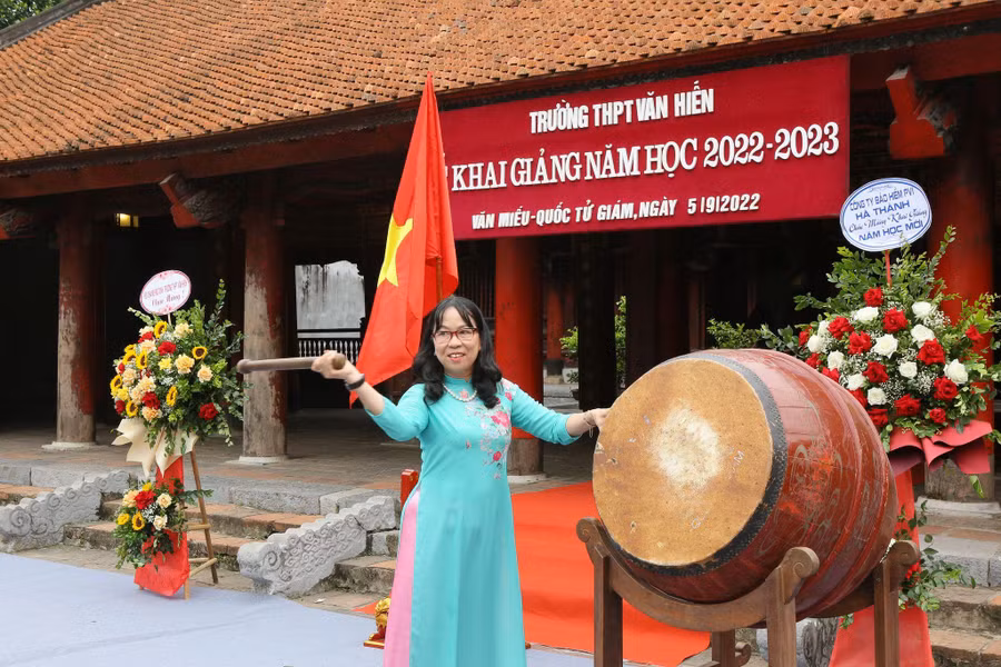 Thay mặt lãnh đạo nhà trường, cô Hiệu trưởng Trần Thị Thanh Hà đánh trống khai giảng năm học mới 2022-2023.