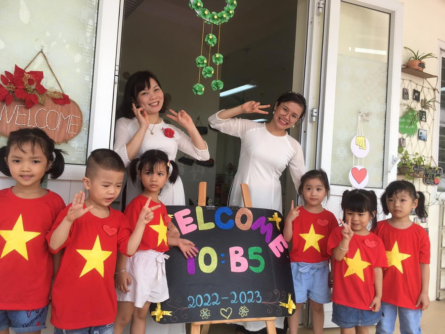 Cô trò tự tin tỏa sáng trước ống kính.