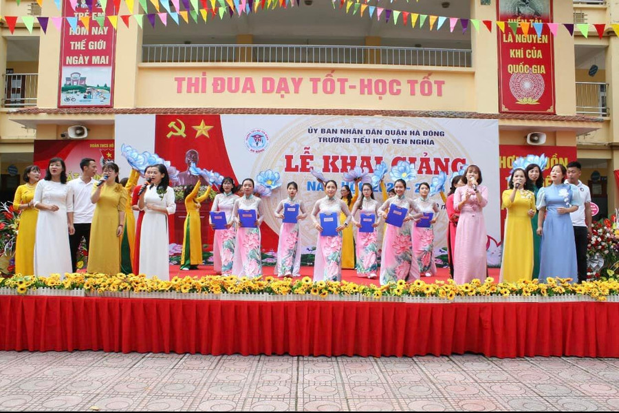 Các thầy cô cùng hòa chung tiếng hát chào đón sự hiện diện của các em học sinh trong thời khắc đáng nhớ của lễ khai giảng.