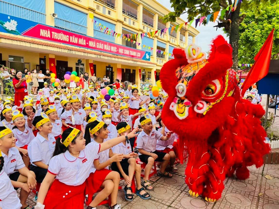 Màn múa lân đẹp mắt với tiếng trống rộn ràng khiến các em học sinh vô cùng thích thú.