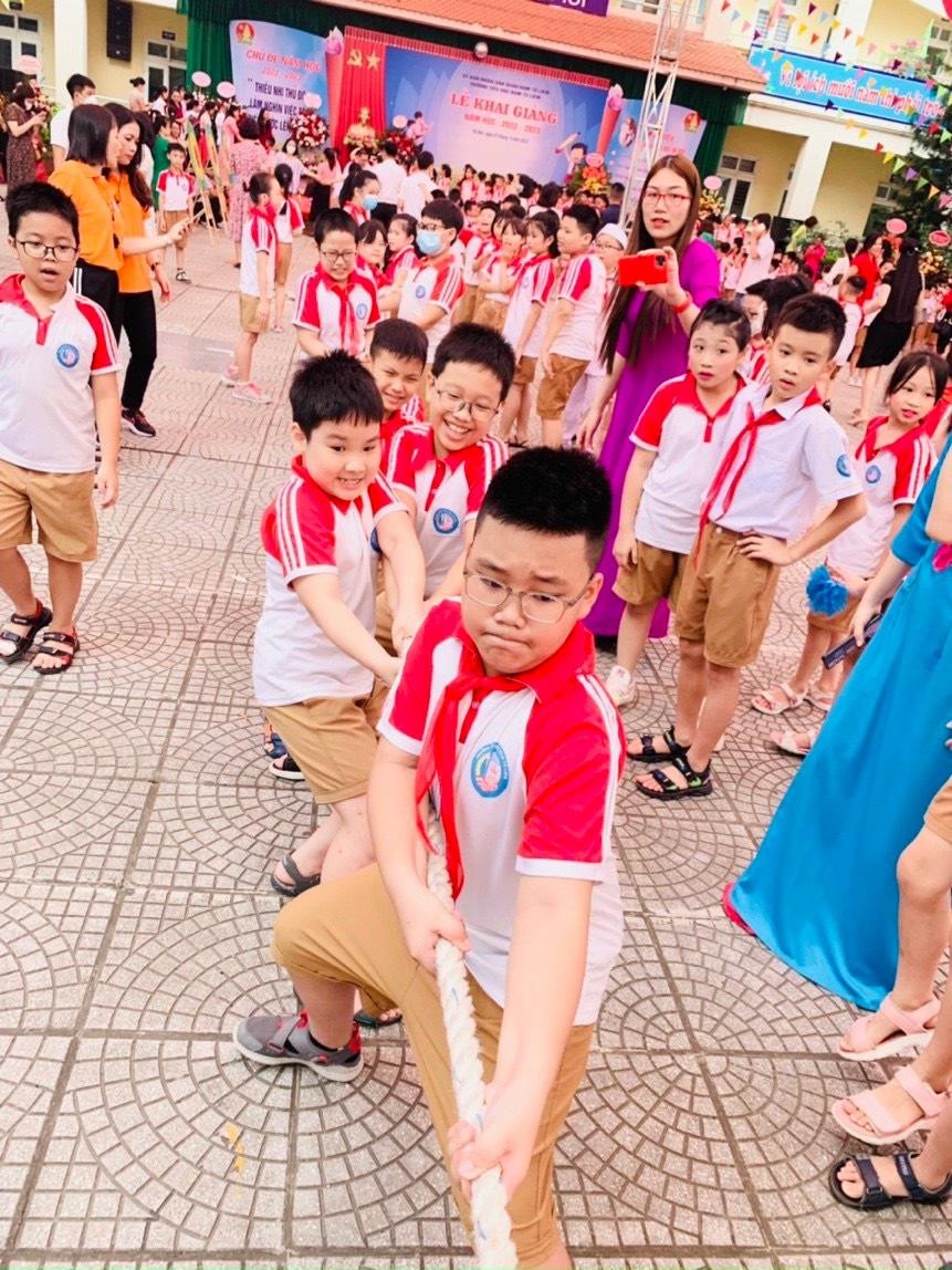 Trò chơi kéo co thu hút sự tham gia của các em học sinh nam.