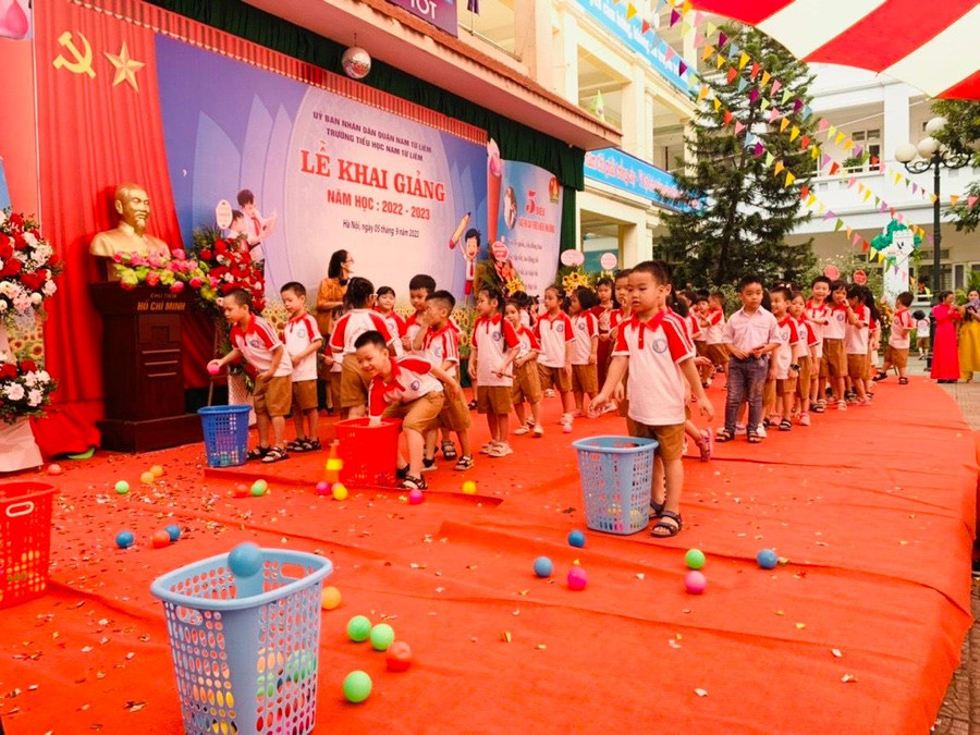 Các hoạt động thể chất giúp trẻ nhanh chóng hòa nhập với bạn bè, trường lớp mới và cô giáo mới.