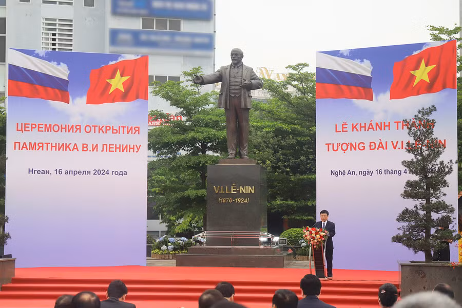 Lễ khánh thành tượng đài V.I.Lênin tại TP Vinh, Nghệ An. (Ảnh: Phạm Tâm)