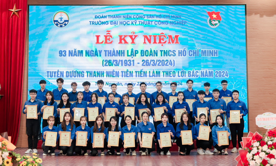 Nhân dịp này, nhà trường đã tuyên dương và khen thưởng thanh niên tiên tiến làm theo lời Bác năm 2024.