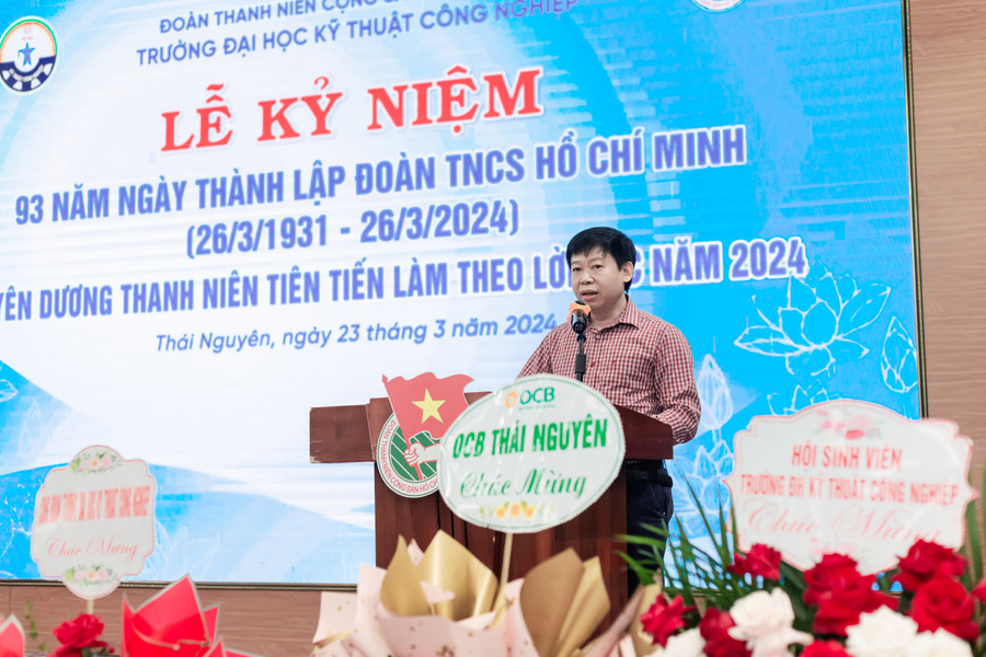 PGS.TS Nguyễn Khắc Tuân, Ủy viên Ban thường vụ Đảng ủy, Phó hiệu trưởng Trường Đại học Kỹ thuật Công nghiệp phát biểu tại buổi lễ.