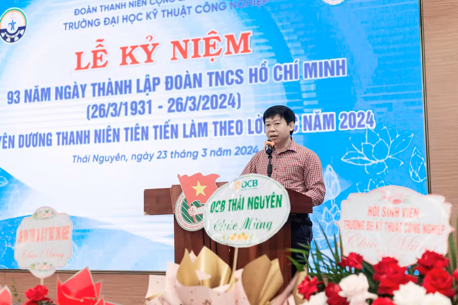 PGS.TS Nguyễn Khắc Tuân, Ủy viên Ban thường vụ Đảng ủy, Phó hiệu trưởng Trường Đại học Kỹ thuật Công nghiệp phát biểu tại buổi lễ.
